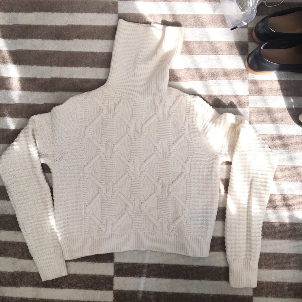 🌿Club Monaco Cropped Sweater